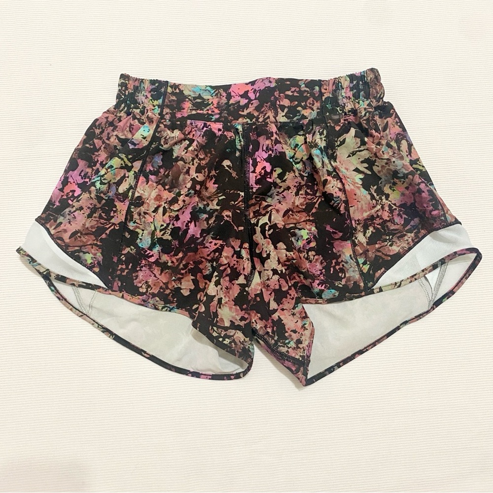 Lululemon Hotty Hot Short II Long 4"
Vitalize Multi / Black